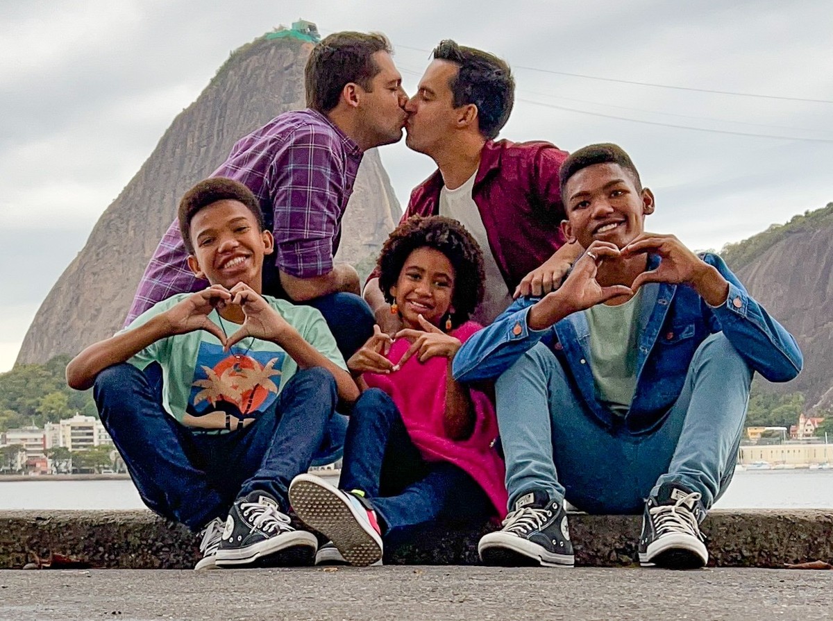 Já vivenciamos todas as situações possíveis diz casal gay que adotou