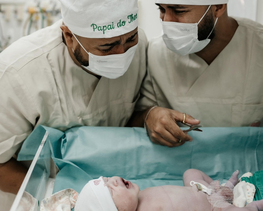 Casal gay tem bebê por barriga solidária e registra filho os nomes dos dois pais