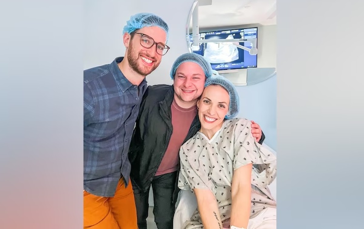 Mãe que engravidou esperma de doador se torna barriga de aluguel de casal gay