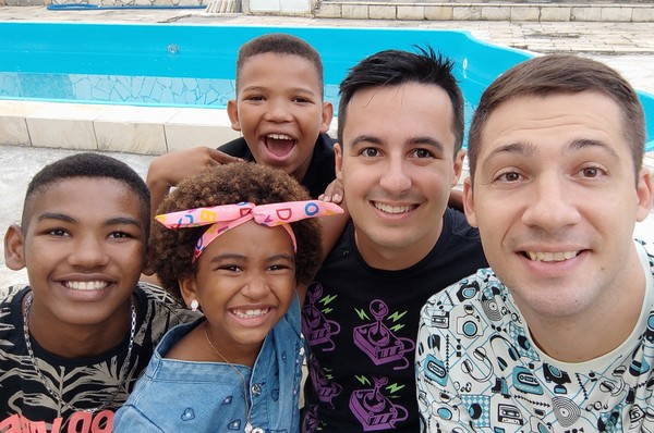 Já vivenciamos todas as situações possíveis diz casal gay que adotou irmãos no RJ