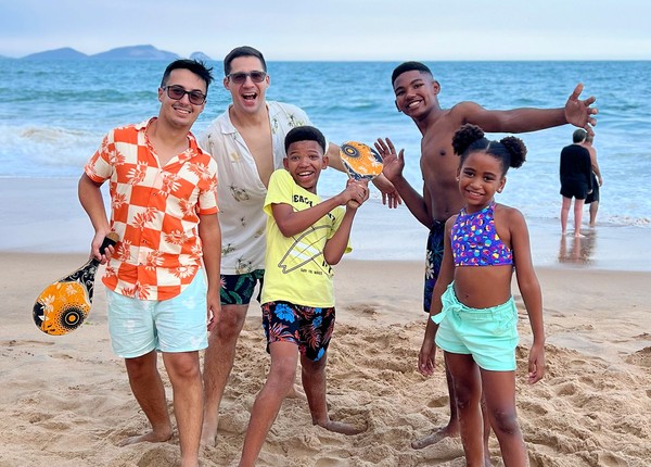 J Vivenciamos Todas As Situa Es Poss Veis Diz Casal Gay Que Adotou Irm Os No Rj