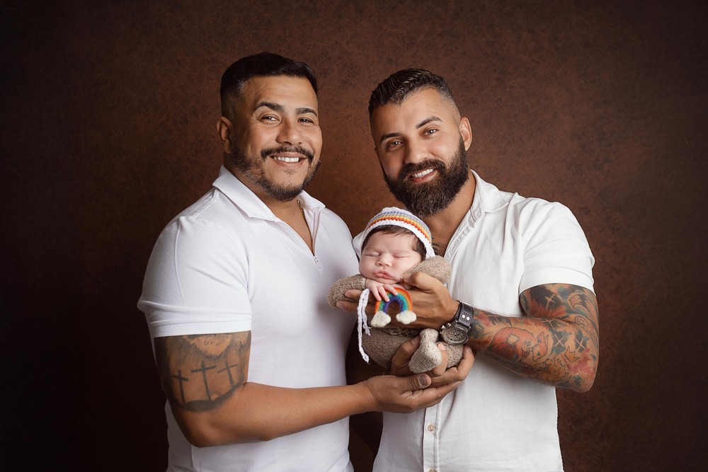 Casal Gay Tem Beb Por Barriga Solid Ria E Registra Filho Os Nomes Dos Dois Pais