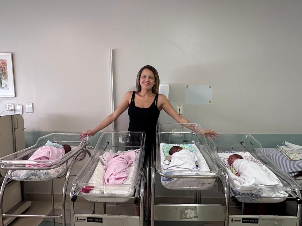 Kassia com os quatro bebês ainda no hospital — Foto: Arquivo pessoal