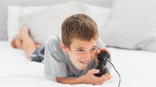 Mãe joga videogame do filho de 9 anos no lixo e divide redes sociais