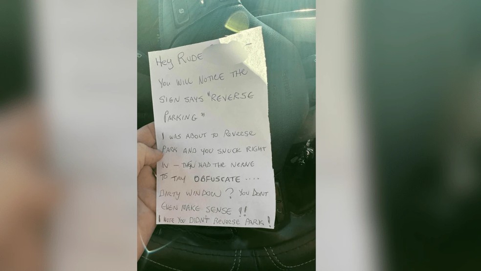 Uma pessoa deixou um bilhete rude no estacionamento de um hospital — Foto: Reprodução Kidspot/Facebook