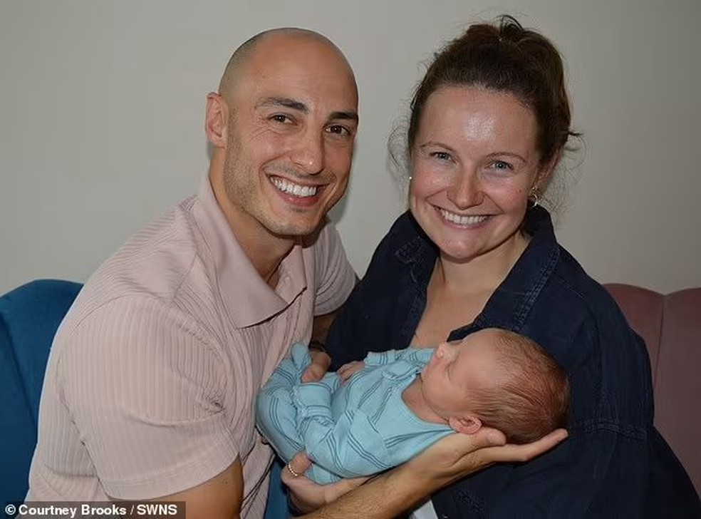 Courtney Brooks e Oliver deixaram seu cachorro escolher o nome do bebê — Foto: Reprodução Daily Mail