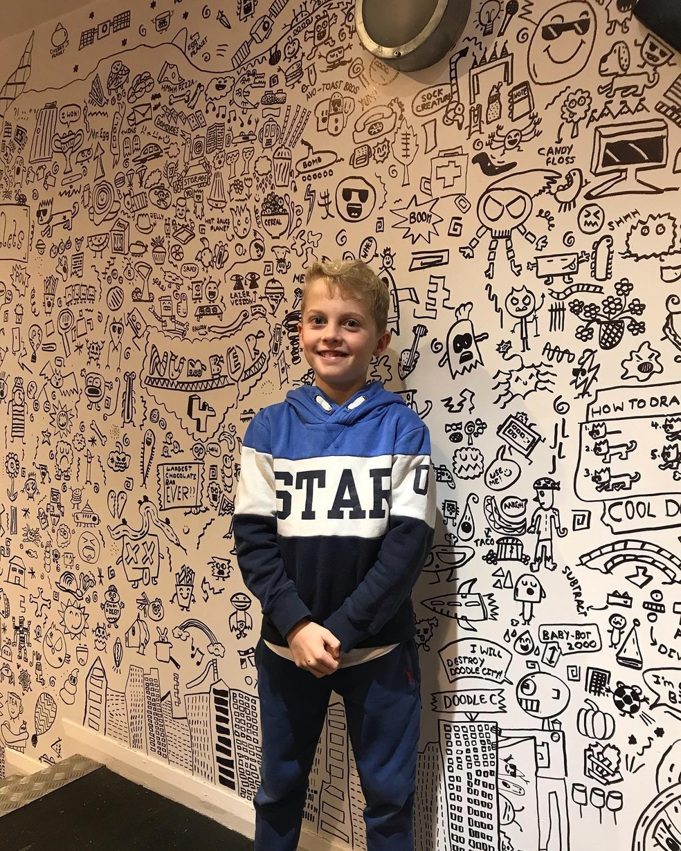 O menino foi convidado para pintar a parede de um restaurante badalado (Foto: Reprodução/ Instagram) — Foto: Crescer