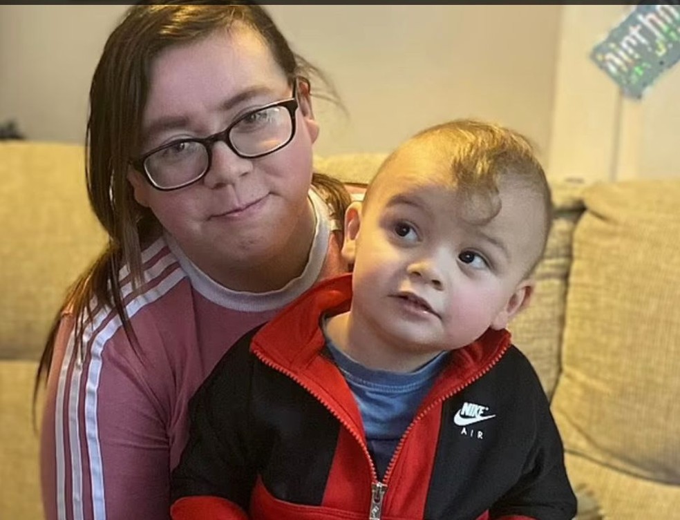Chelsea com o filho, de 2 anos — Foto: Reprodução Daily Mail
