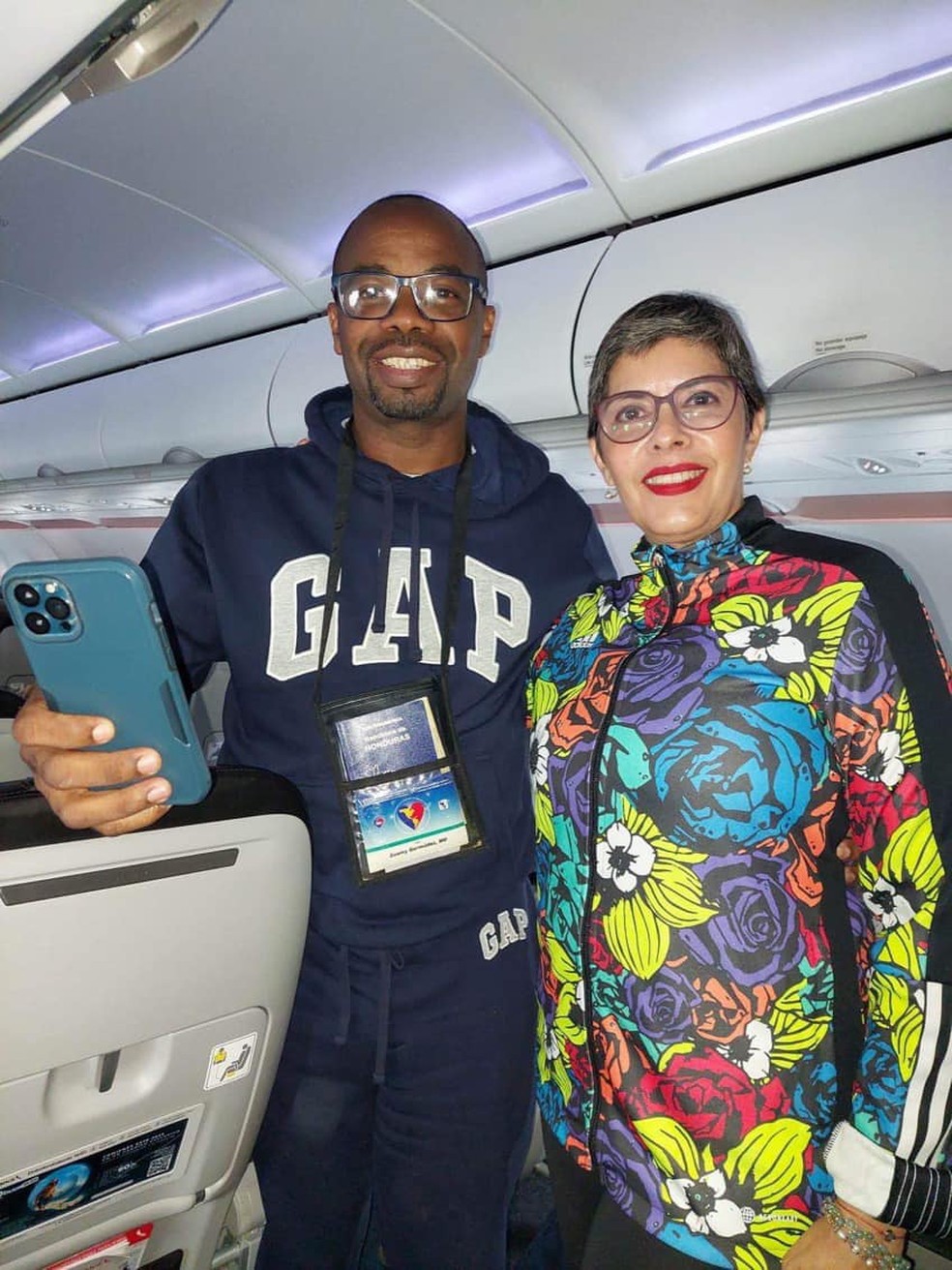 Os médicos Suamy Bermúdez e Raquel Lacayo deram o suporte necessário para que a mulher pudesse dar à luz dentro do avião — Foto: Reprodução/Facebook