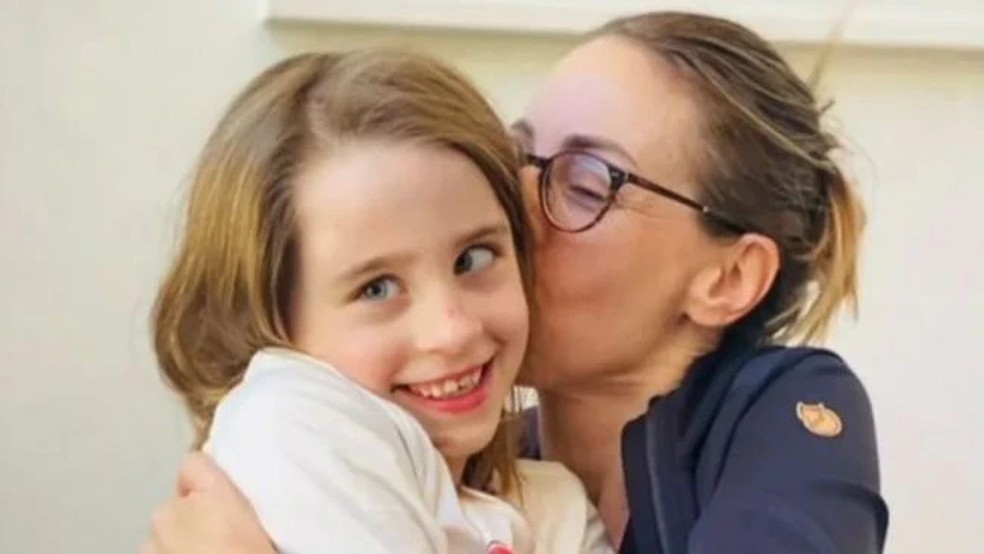 Audrey foi diagnosticada com câncer depois que sua mãe, Camilla, notou um galo em sua cabeça — Foto: Reprodução Kidspot