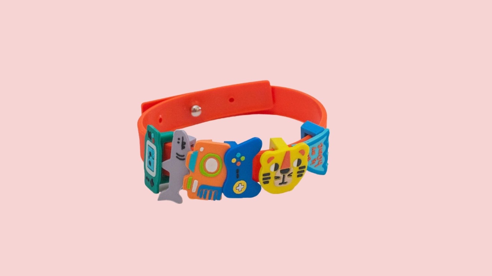 O kit vem com pulseira de silicone e pins de diferentes formatos e cores, para que as crianças possam personalizar como quiserem | alphabeto.com | R$49,95