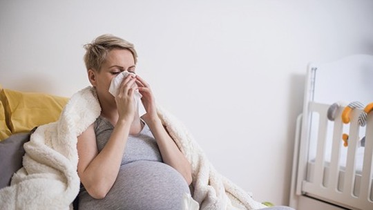 Exposição à poluição do ar durante gravidez aumenta risco de contrair gripe, diz estudo