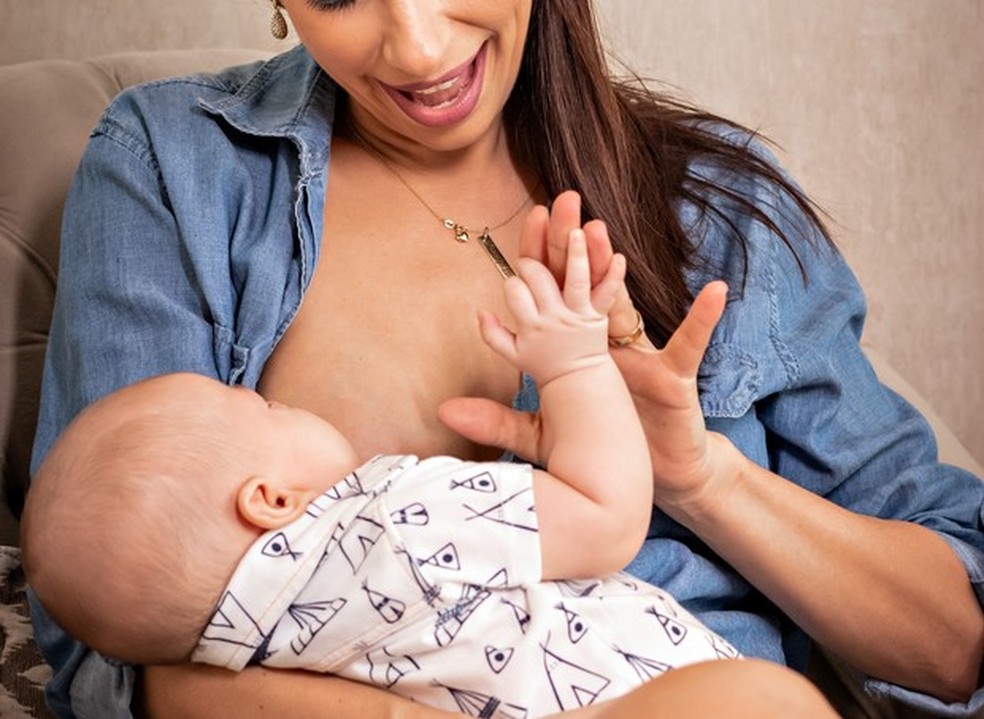 Mãe e bebê durante amamentação — Foto:  Icaro Mendes/Pexels