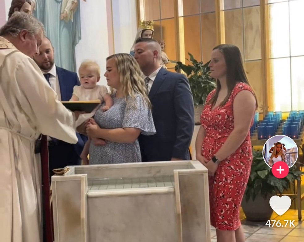 O batismo do bebê fez todo mundo rir — Foto: Reprodução TikTok
