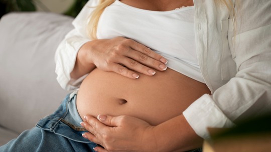 Mãe do corpo: por que algumas mulheres sentem a barriga mexer no pós-parto?