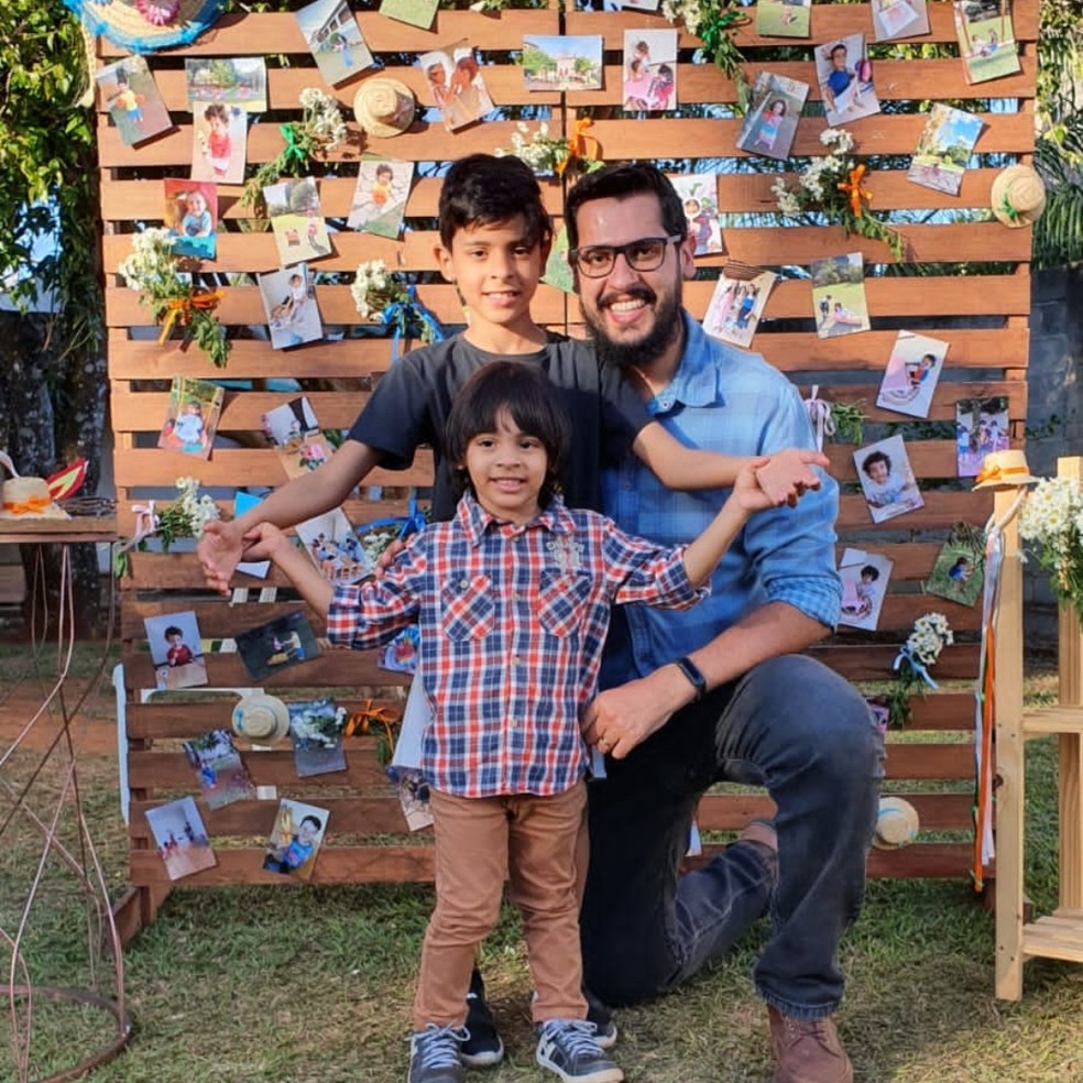 Marlon Camacho e os filhos, Joaquim e Antônio, — Foto: Arquivo pessoal