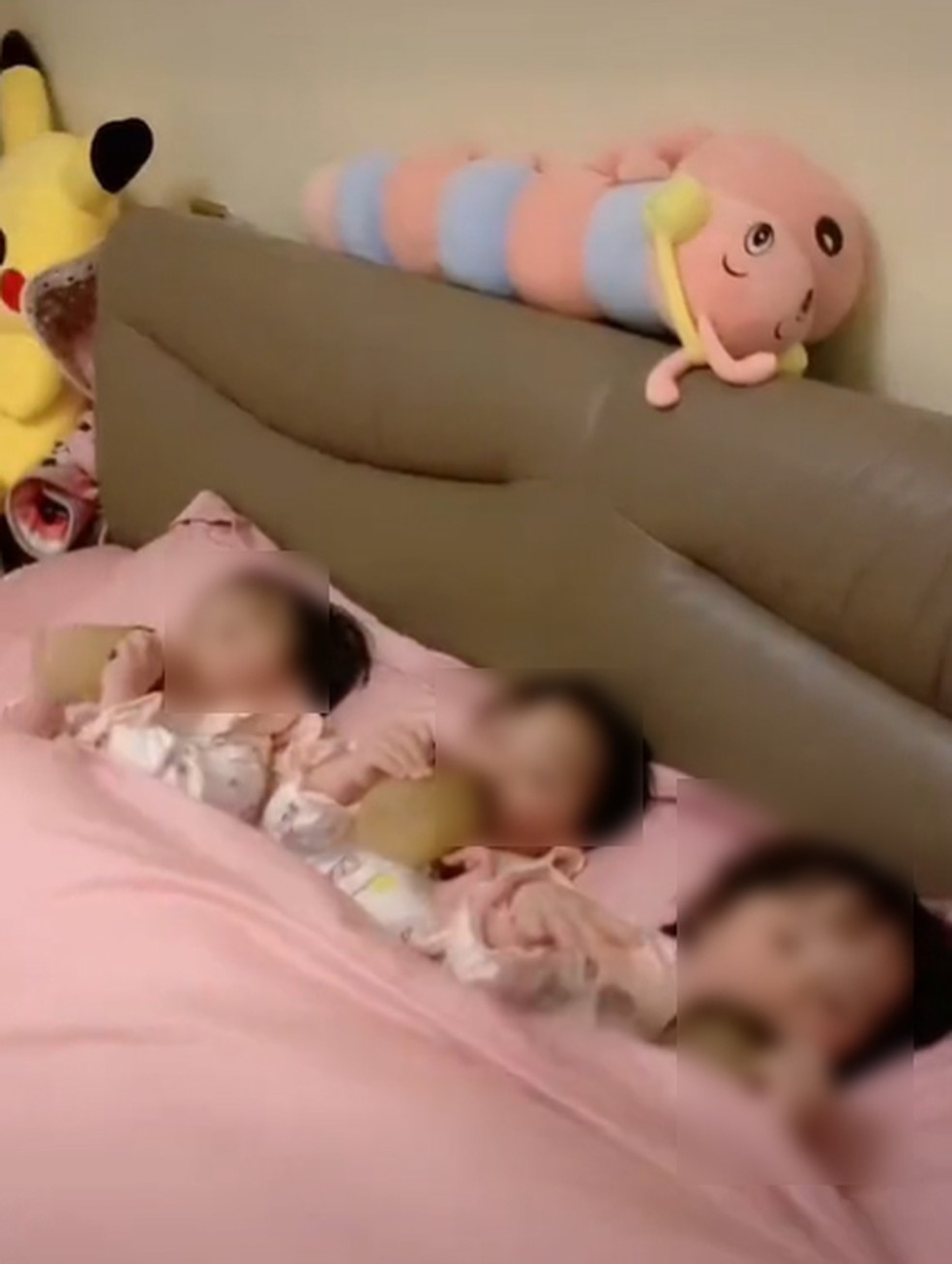Internautas demonstram surpresa com tanta ordem na hora de dormir, já que envolve três crianças pequenas — Foto: Reprodução/TikTok triplets909