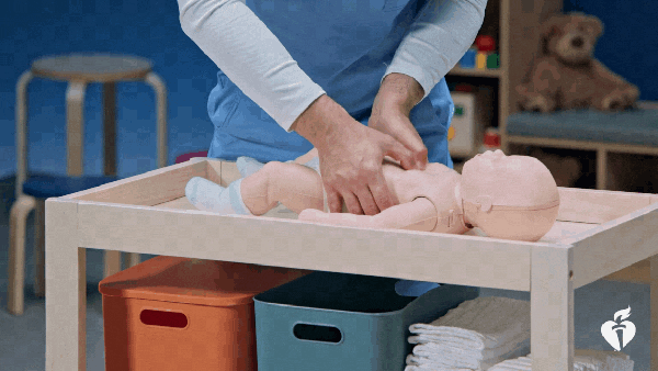 Como fazer as compresses com os dois dedos  Foto: American Heart Association (AHA).