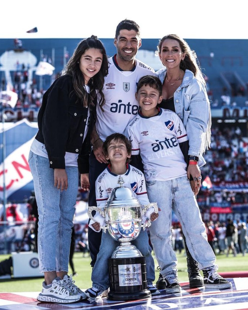 Suárez, a esposa e os filhos — Foto: Reprodução Instagram