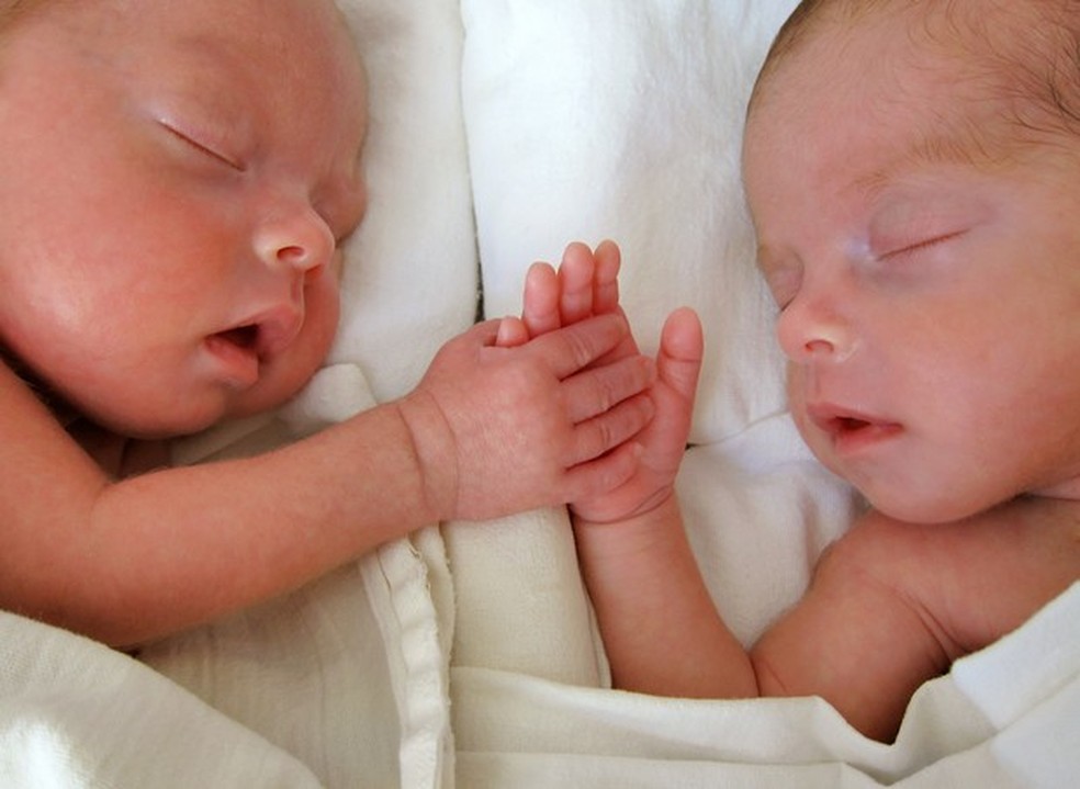 Foto ilustrativa: Pai consegue licença para cuidar de gêmeos  (Foto:  Viorika/Getty Images) — Foto: Crescer
