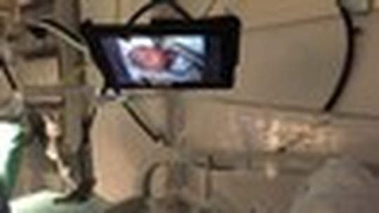 Prematuros: Hospital introduz ligações via Zoom para que pais leiam histórias na hora de dormir