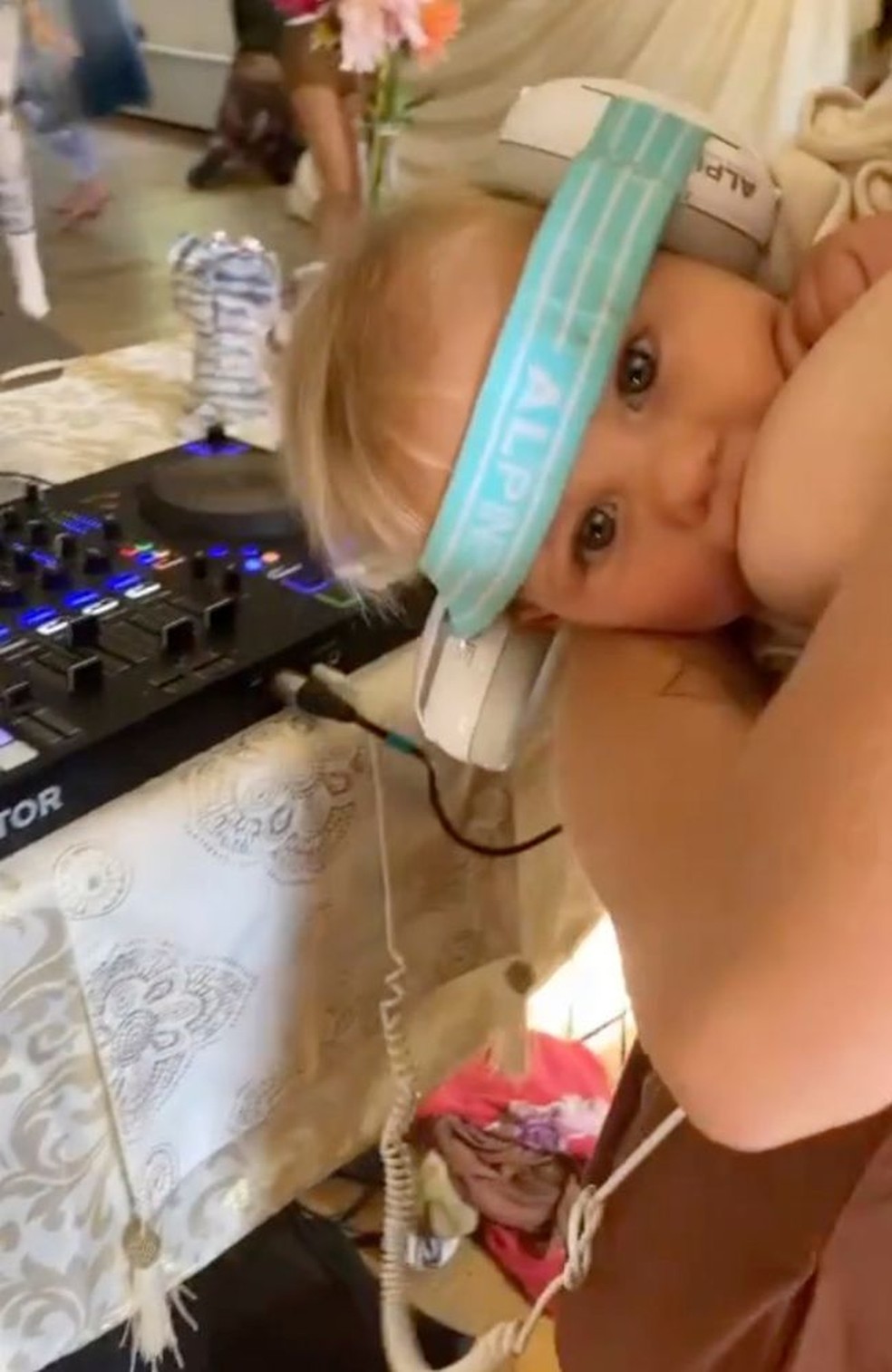 Heather amamenta a filha enquanto toca músicas como DJ — Foto: Reprodução Kidspot