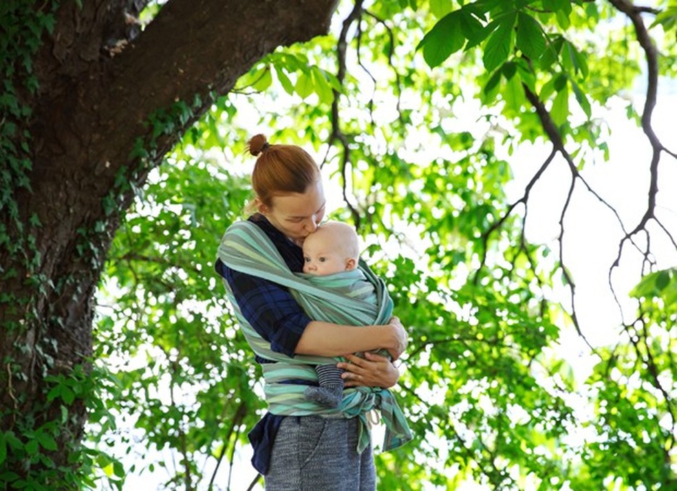 Mã e bebê no sling — Foto: Thinkstock
