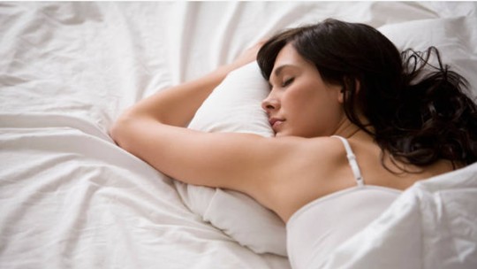 Dormir menos de seis horas por noite pode aumentar o risco de contrair infecções em 27%, diz estudo