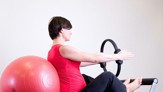 Pilates para gestantes: benefícios, até quando pode ser praticado e exercícios que fortalecem os músculos