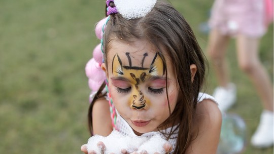 Espuma de carnaval faz mal? O que os pais precisam saber 