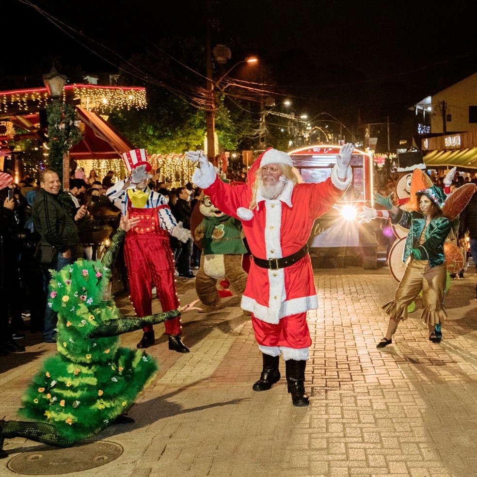 Desfile de Natal nas ruas de Monte Verde (MG) — Foto: Reprodução/Instagram @visitemonteverde