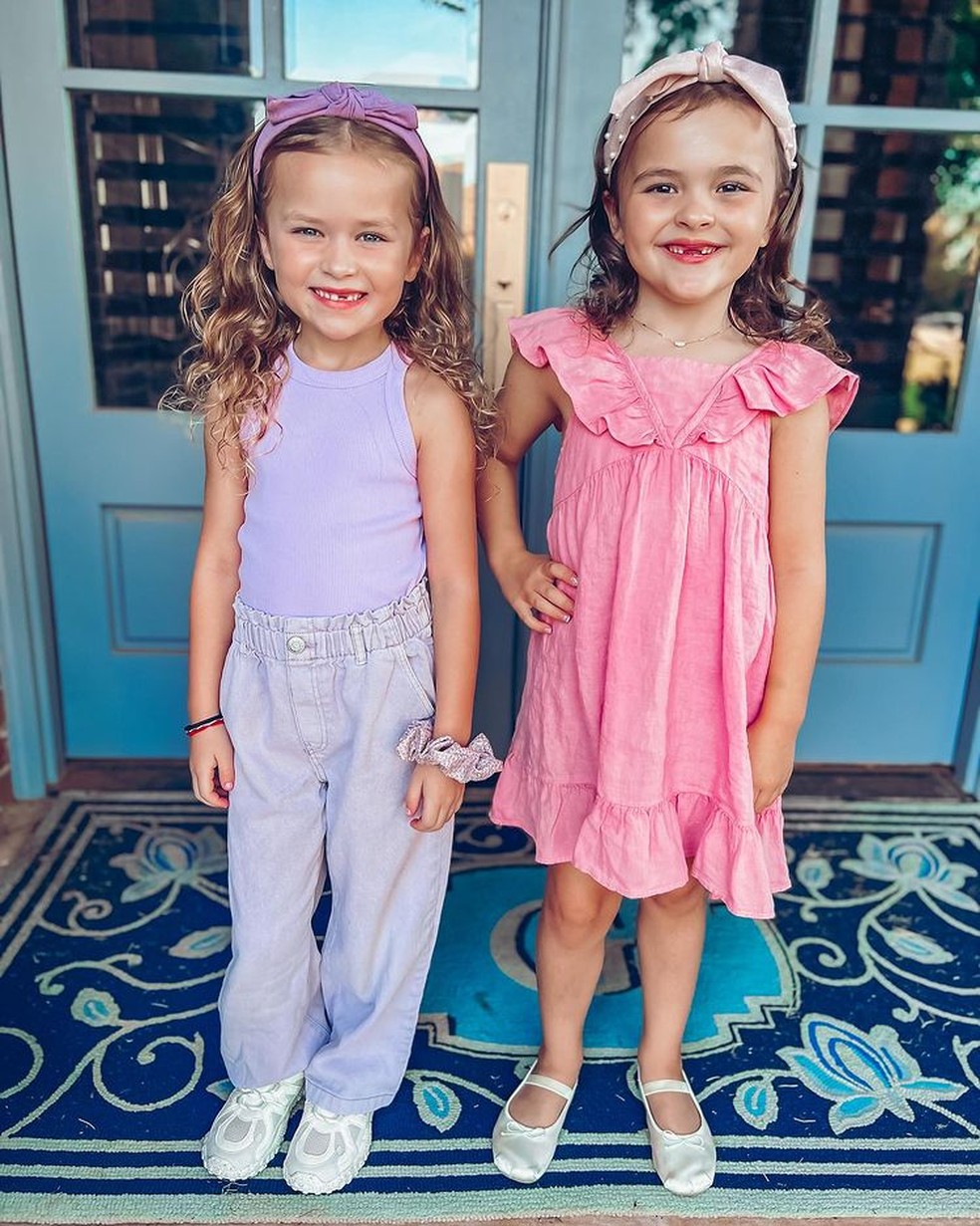 As irmãs gêmas Koti e Haven parecem ter telepatia entre elas e fazem a mesma coisa ao mesmo tempo, segundo a mãe, Adrea Garza — Foto: Reprodução/Instagram