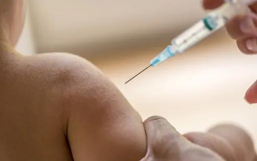 Bebê sendo vacinado — Foto: Crescer