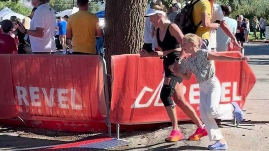 Filha ajuda mãe a cruzar linha de chegada em maratona: "Encheu meu coração"