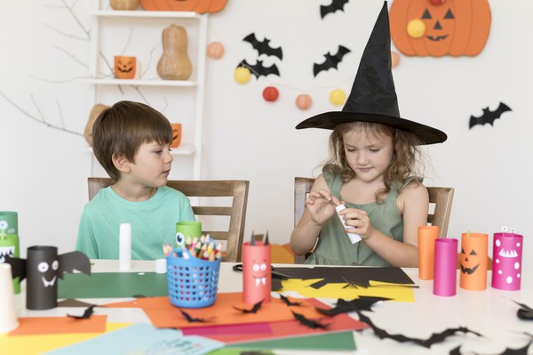 Um Conjunto De Autocolantes De Doze Crianças De Festa De Halloween
