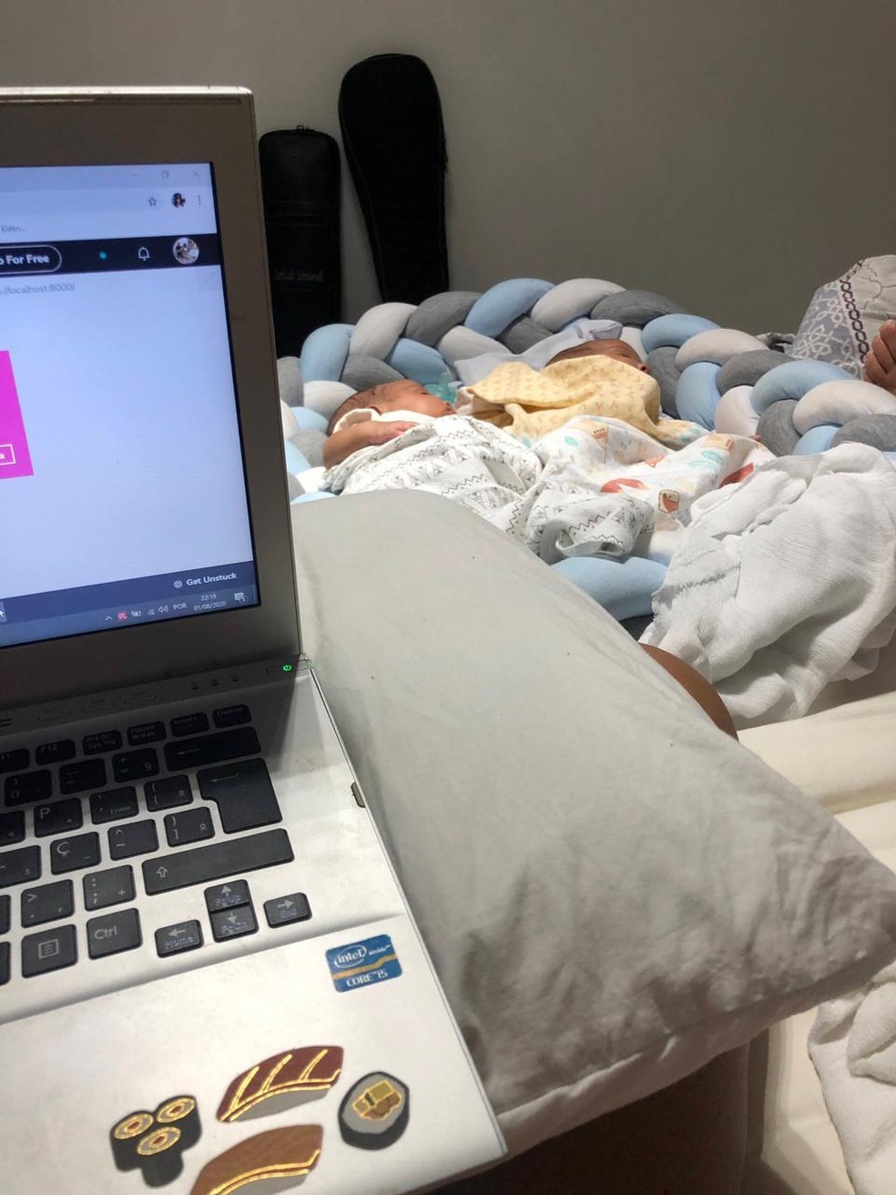 Marivone estudando: um olho nos bebês e outro no computador — Foto: Arquivo pessoal/ Marivone Araújo