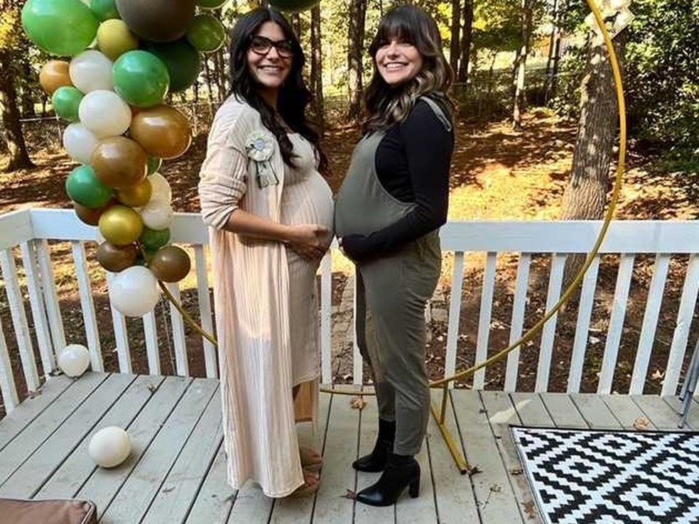 Irmãs anunciaram gravidez com um dia de diferença  — Foto: Reprodução NBC 5