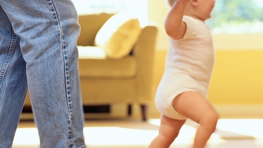 O bebê pode tentar andar antes mesmo de ter engatinhado? 