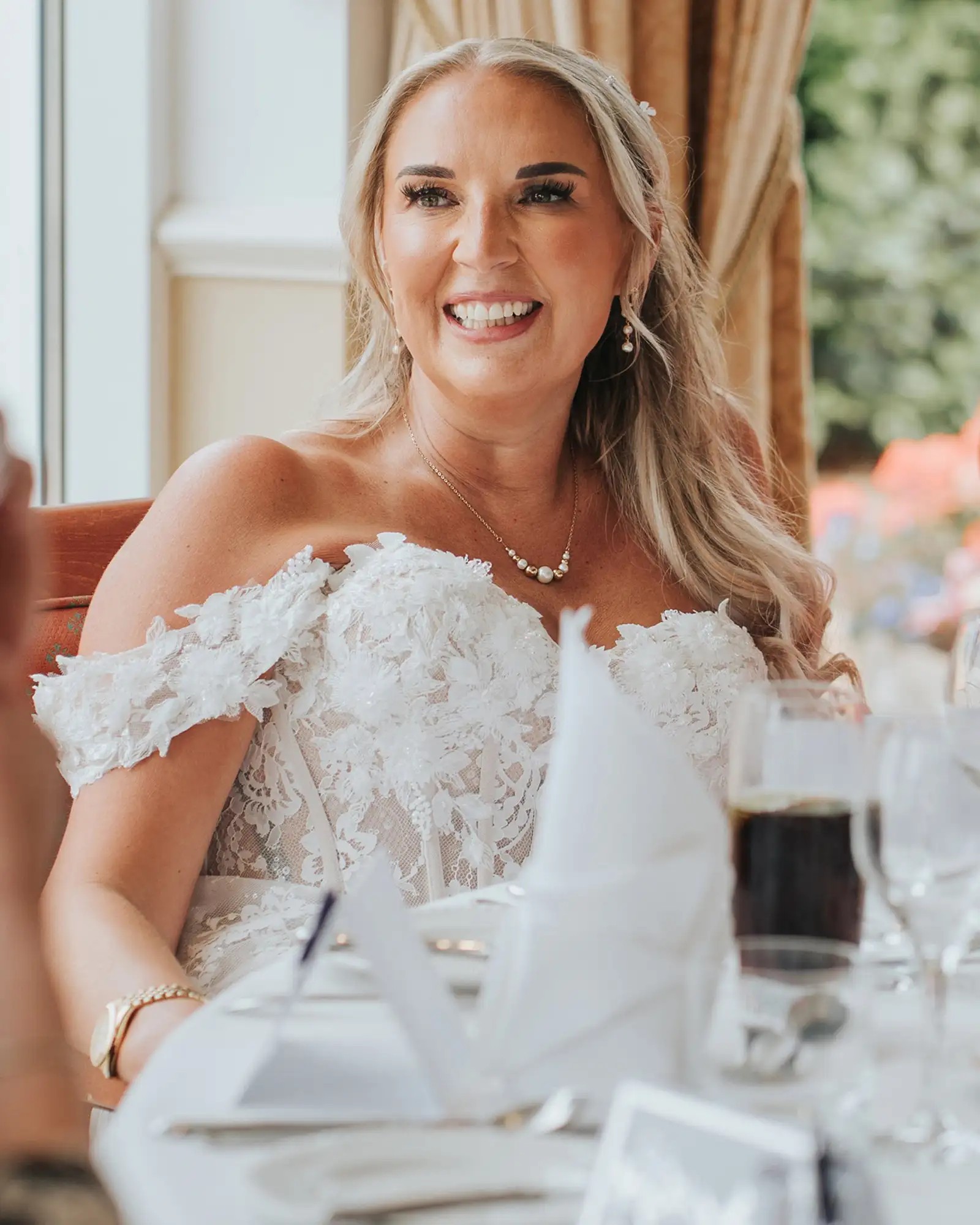 Mãe faz casamento sozinha e motivo emociona: "Pode não ter havido um noivo, e isso não importava"