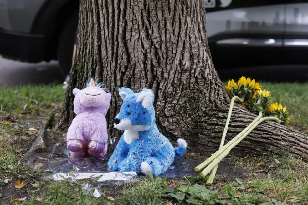 Moradores locais prestaram homenagens à criança — Foto: Reprodução/ Chicago Sun Times