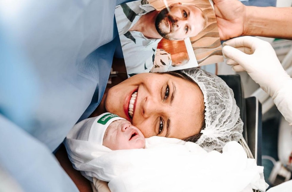 Vanessa e Valentin logo após o parto — Foto: Reprodução Instagram