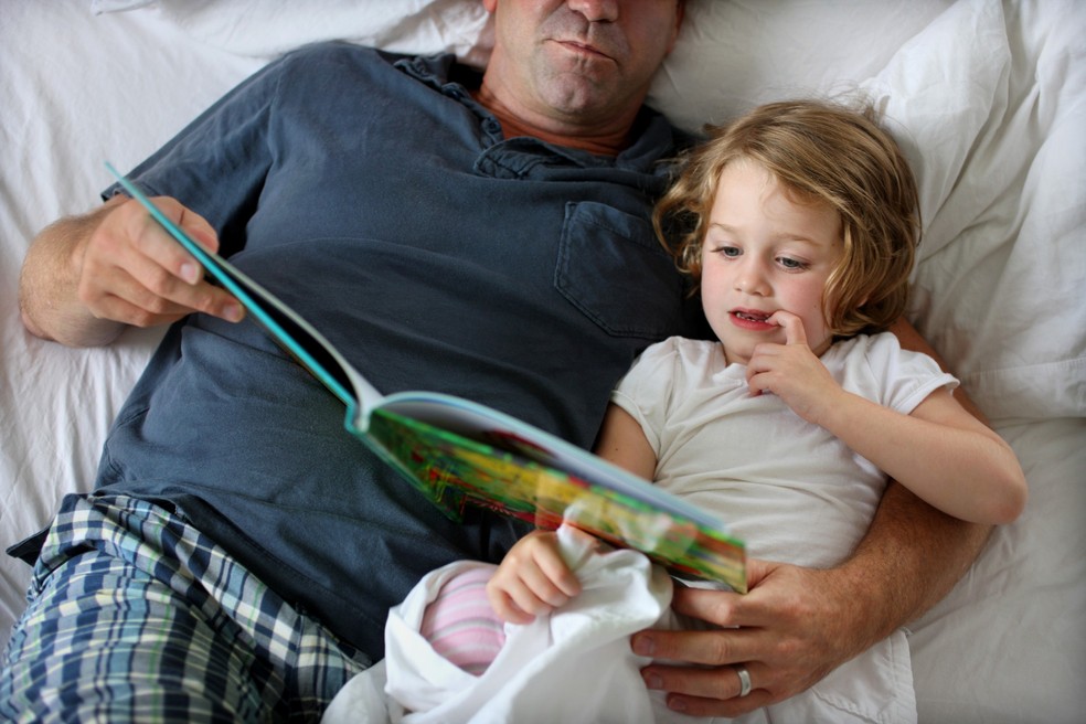 Ler para o seu filho na hora de dormir  — Foto: Getty Images