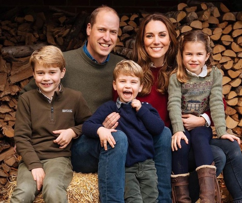 Família real britânica: Principe William e Kate Middleton, ao lado dos filhos George, Charlotte e Louis (Foto: Reprodução/Instagram) — Foto: Crescer