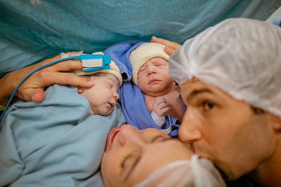 Pais ficaram emocionados no parto  — Foto: Bárbara Aviz 