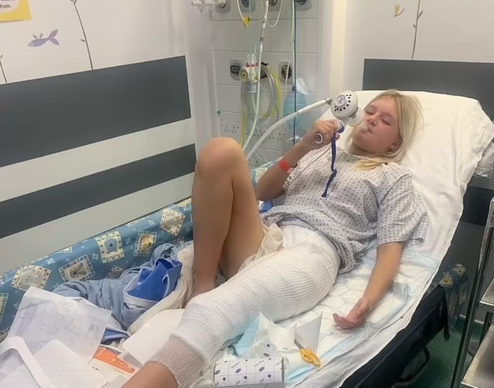 A menina foi levada de ambulância ao hospital, com graves queimaduras, causadas pela bolsa de água quente, que estourou — Foto: Reprodução/ Daily Mail