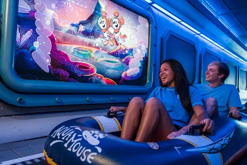 No percurso do AquaMouse tem desenho animado com músicas, iluminação e efeitos especiais — Foto: Divulgação/Disney