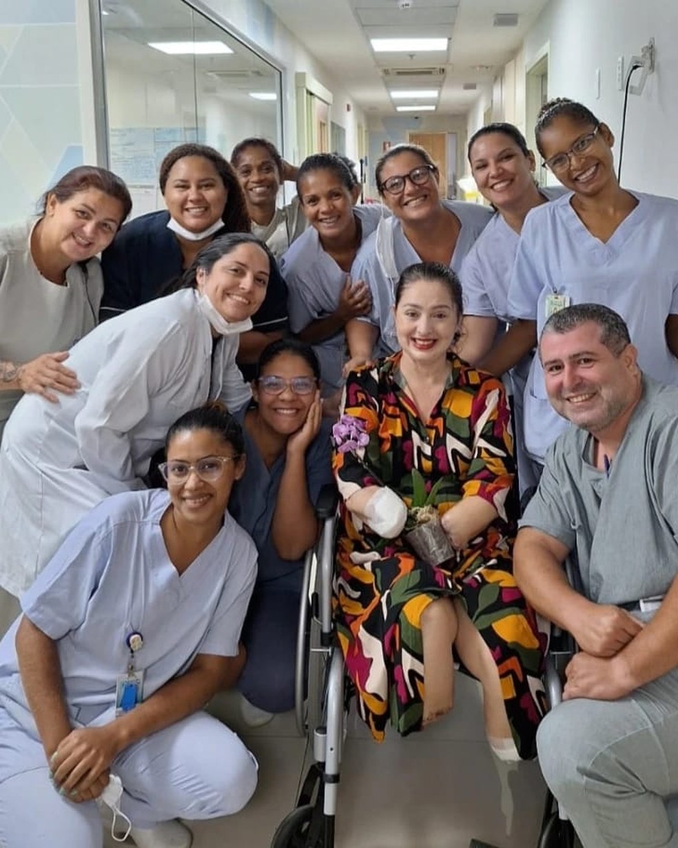 Cl&aacute;udia ao lado da equipe de sa&uacute;de que acompanhou seu per&iacute;odo de interna&ccedil;&atilde;o &mdash; Foto: Arquivo Pessoal
