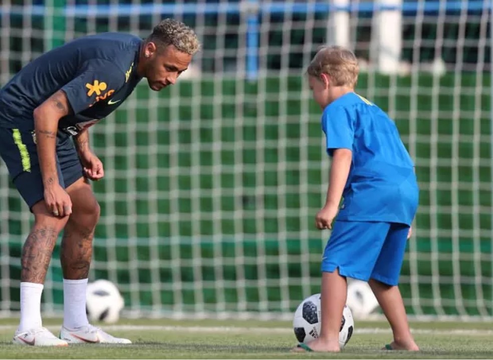 Neymar e Davi Lucca jogam bola — Foto: Reprodução Instagram