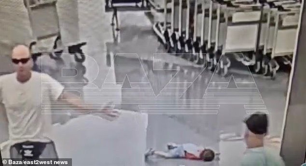 O menino agora luta pela vida em coma, com fraturas graves no crânio e lesões na coluna. — Foto: Reprodução Daily Mail