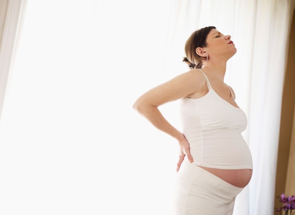 Gestação gemelar pode causar mais dor nas costas (Foto: ThinkStock) — Foto: Crescer